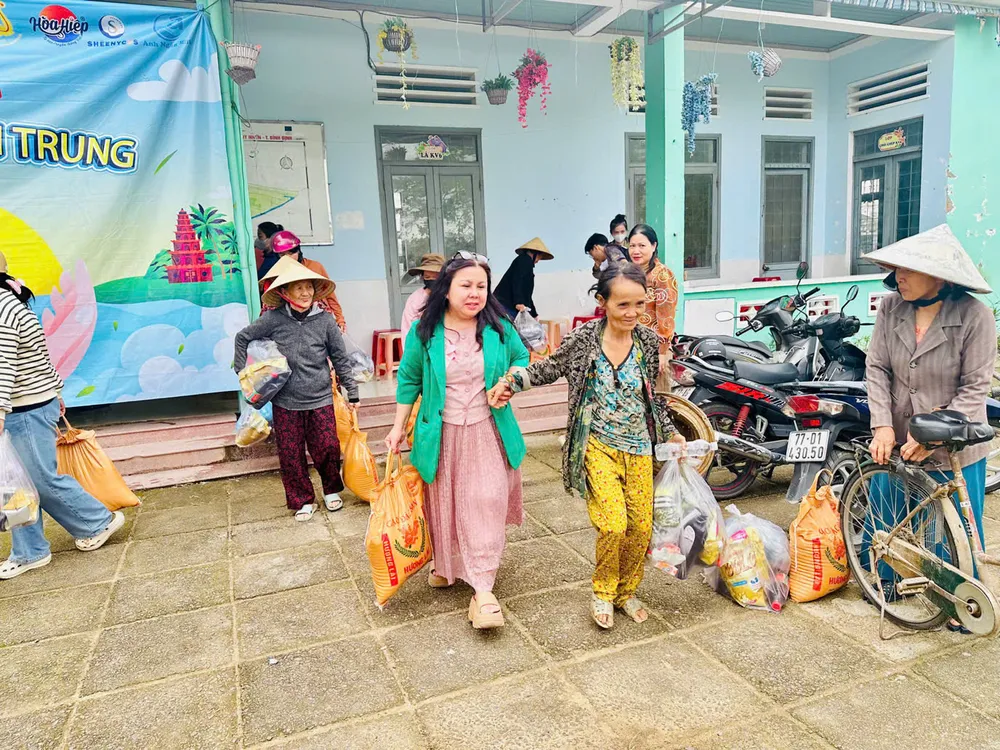 đồng bào Miền Trung (7).jpg