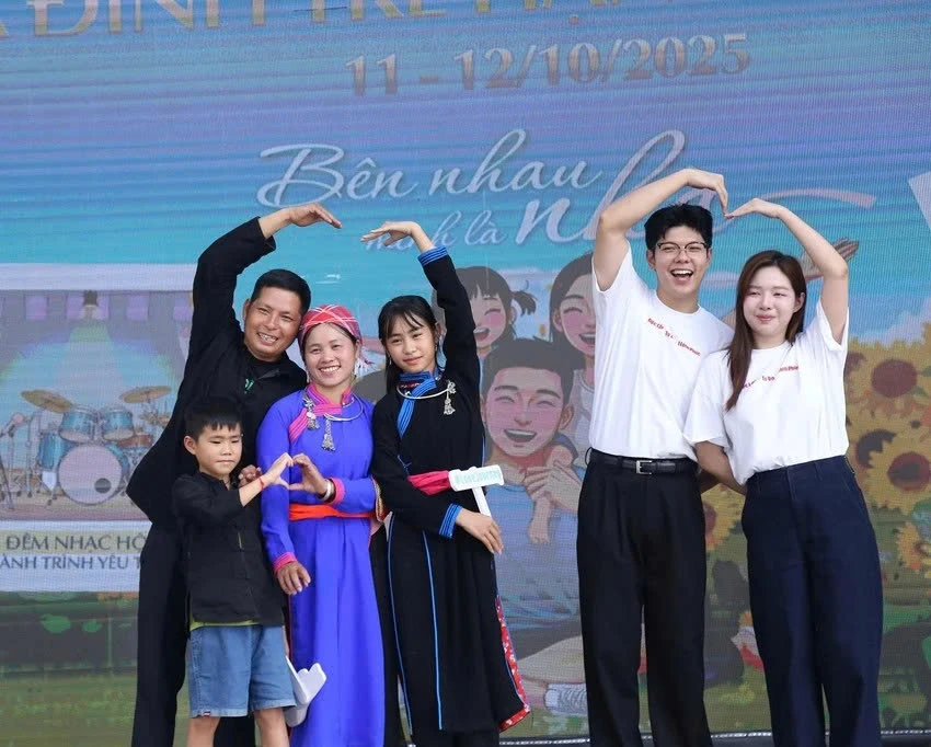 gia đình hạnh phúc.jpg