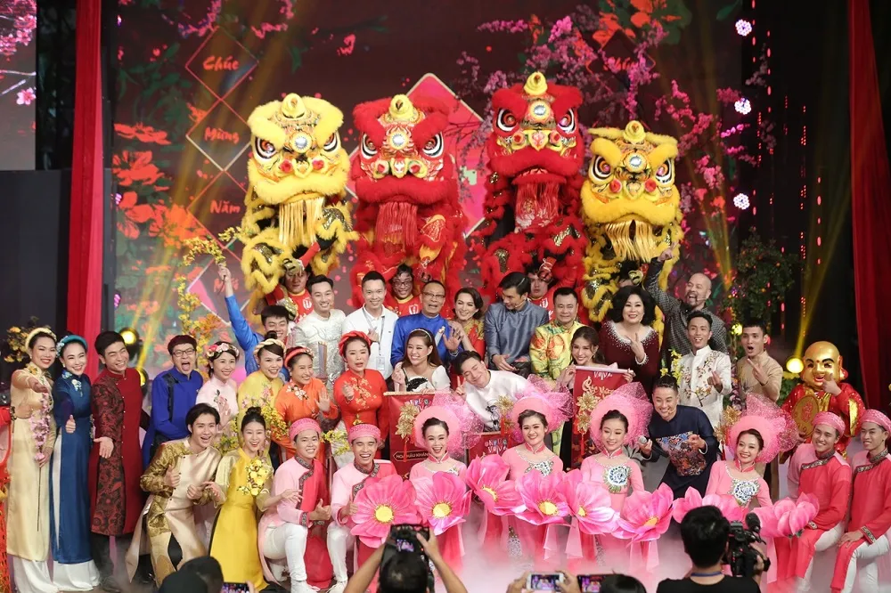 Dàn nghệ sĩ diện áo dài đón Tết cùng 'Ký ức vui vẻ' ảnh 1