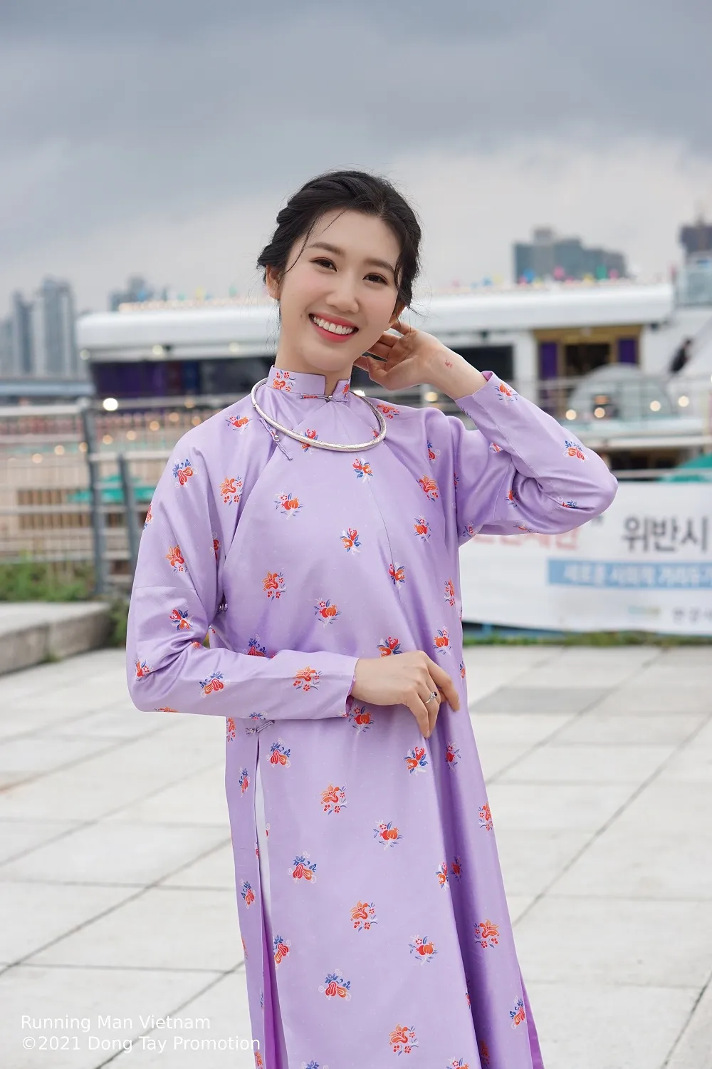 Dàn cast Running Man Vietnam diện áo dài ghi hình tại Hàn Quốc ảnh 2