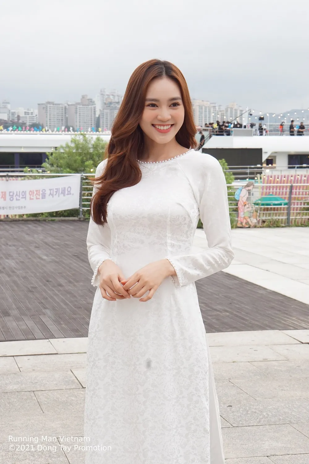 Dàn cast Running Man Vietnam diện áo dài ghi hình tại Hàn Quốc ảnh 3