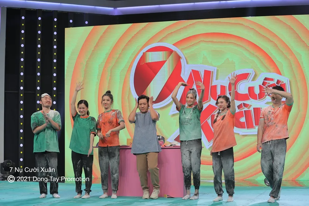 Hoa hậu Tiểu Vy máu lửa, chơi bất chấp hình ảnh lấm lem tại 7 Nụ Cười Xuân ảnh 4