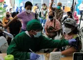 Phát hiện gene có thể làm tăng gấp đôi nguy cơ mắc COVID-19 triệu chứng nặng ảnh 2 Chuyên gia: Omicron ít nguy hiểm hơn Delta nhưng người dân vẫn phải cẩn thận