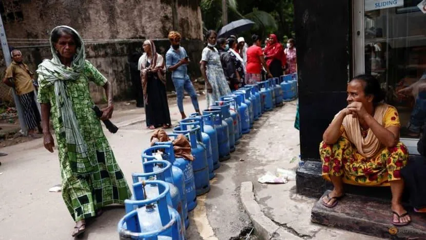 Người dân xếp hàng mua ga tại Sri Lanka. Ảnh: REUTERS