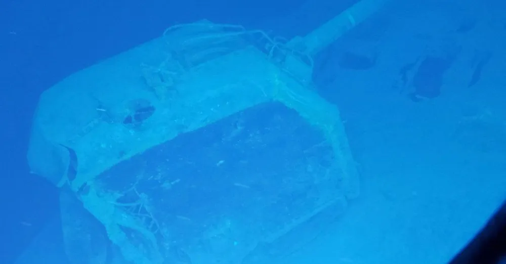 Ụ pháo trên xác tàu khu trục USS Samuel B Roberts. Ảnh: AFP