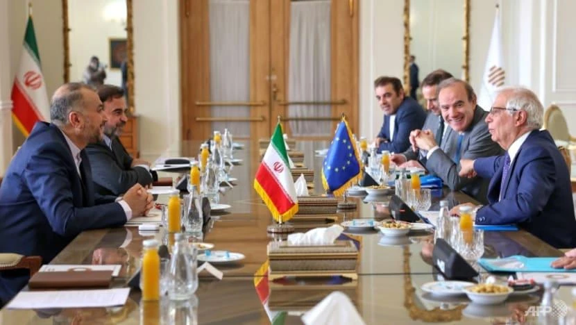 Ông Josep Borrell (phải) - đại diện cấp cao phụ trách chính sách an ninh và đối ngoại của Liên minh châu Âu (EU) - và Ngoại trưởng Iran (trái) - ông Hossein Amir-Abdollahian. Ảnh: AFP