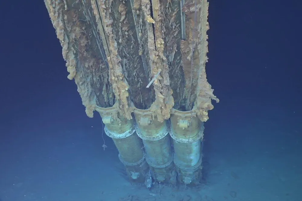 Ba ống phóng ngư lôi trên xác tàu khu trục USS Samuel B Roberts. Ảnh: AFP