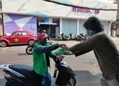 30 tấn gạo đã đến tay những người khó khăn trong mùa dịch ảnh 5 Người dân TP.HCM làm từ thiện trong mùa dịch