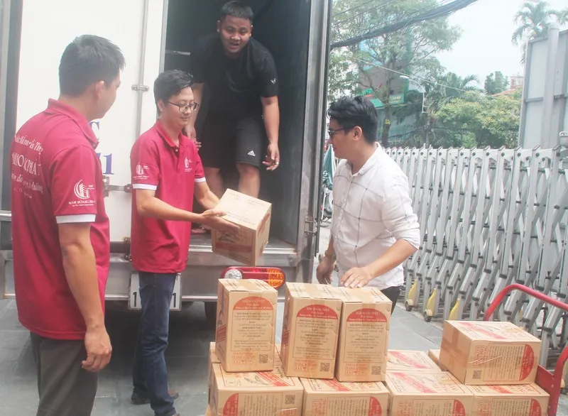 Ngày 24-10: 1.200 lít nước mắm và hơn 27 triệu cho miền Trung ảnh 1 Ngày 24-10: 1.200 lít nước mắm và hơn 27 triệu cho miền Trung ảnh 1