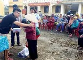 Bánh mì Gạch Đỏ trao 5.000 cuốn tập cho học sinh miền Trung ảnh 4 400 phần quà từ bạn đọc đến tay bà con Quảng Nam