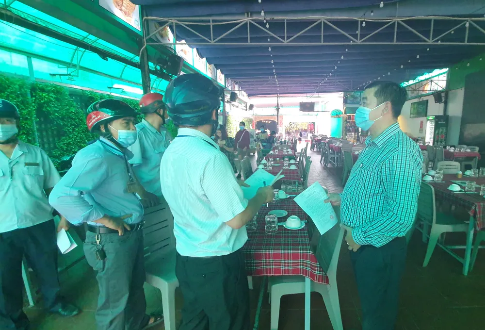 Nhân viên quán nhậu không đeo khẩu trang sẽ bị xử phạt ảnh 1