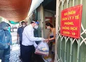 Chăm lo tất cả người dân ở TP.HCM, không phân biệt ai ảnh 6 Phó Bí thư Nguyễn Hồ Hải thăm người dân trong khu phong toả ở Bình Thạnh