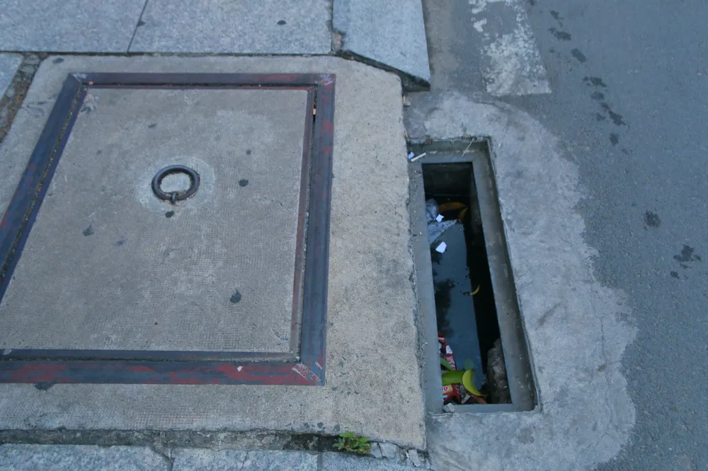 Lưới chắn rác bị mất, còn đọng lại nước trên đường Luỹ Bán Bích, quận Tân Phú. Ảnh: MT Lưới chắn rác bị mất, còn đọng lại nước trên đường Luỹ Bán Bích, quận Tân Phú. Ảnh: MT