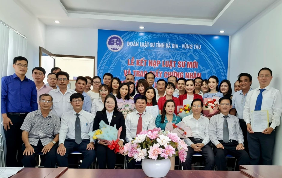 Ban Chủ nhiệm Đoàn luật sư tỉnh Bà Rịa – Vũng Tàu chụp ảnh kỷ niệm cùng các tân luật sư và người tập sự hành nghề luât sư. Ảnh: XT