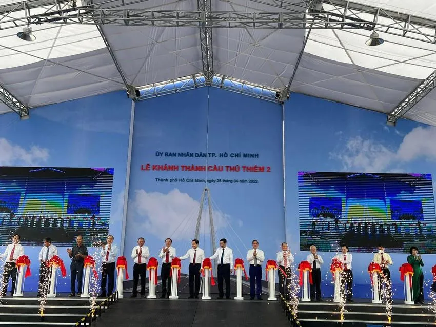 Các đại biểu cắt băng khánh thành cầu Thủ Thiêm 2. Ảnh: ĐT