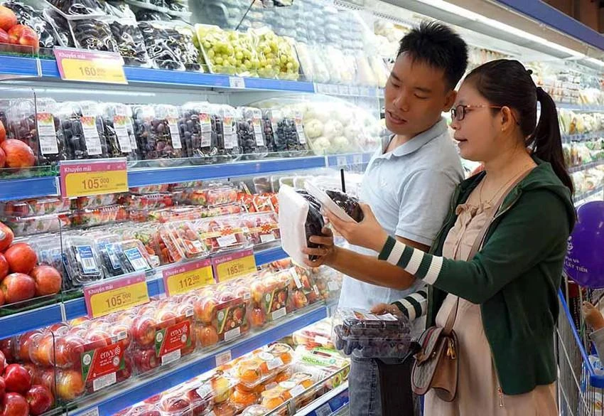 Cơn bão giá đang gây áp lực lớn lên người dân lẫn doanh nghiệp. Ảnh: QUANG HUY