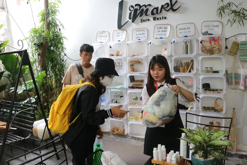 Biết đến hoạt động này qua mạng xã hội, bạn Phạm Ngọc Phương Tâm, sống tại quận 12 đem một túi bao nilon lớn đến đổi, Tâm cho biết hoạt động này vô cùng thú vị và có ý nghĩa, nó cũng góp phần bảo vệ môi trường sống của chúng ta rất nhiều. Những bao nilon có thể tái chế làm thành những vật dụng có ích như vậy tôi chắc chắn sẽ thường xuyên tích góp và kêu gọi bạn bè cùng tham gia. Ảnh: NGỌC TRĂM