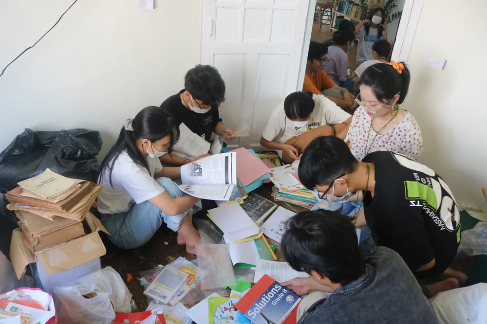 Nhiều loại sách khác nhau được đông đảo các bạn trẻ đem đến đổi để lấy cây. Ảnh: NGỌC TRĂM