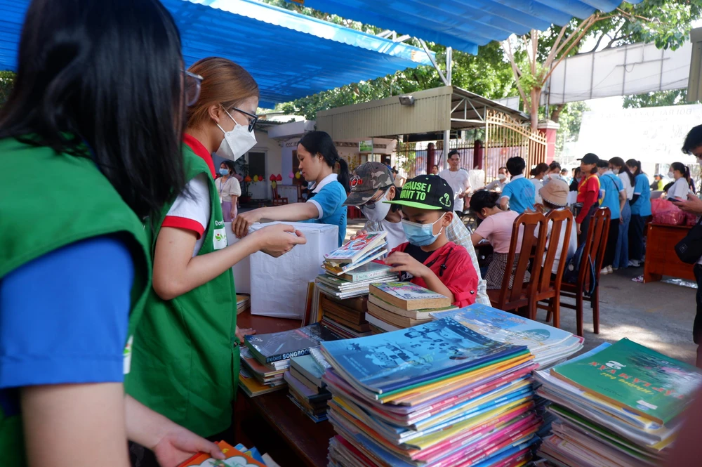 Ngày hội “Đổi rác lấy cây” thu hút nhiều người dân vào dịp cuối tuần. Ảnh: NGỌC TRĂM