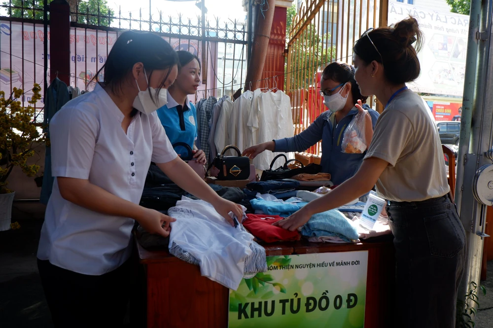 Nhiều bộ quần áo đẹp được người dân chọn lựa tại khu vực quần áo 0 đồng. Ảnh: NGỌC TRĂM