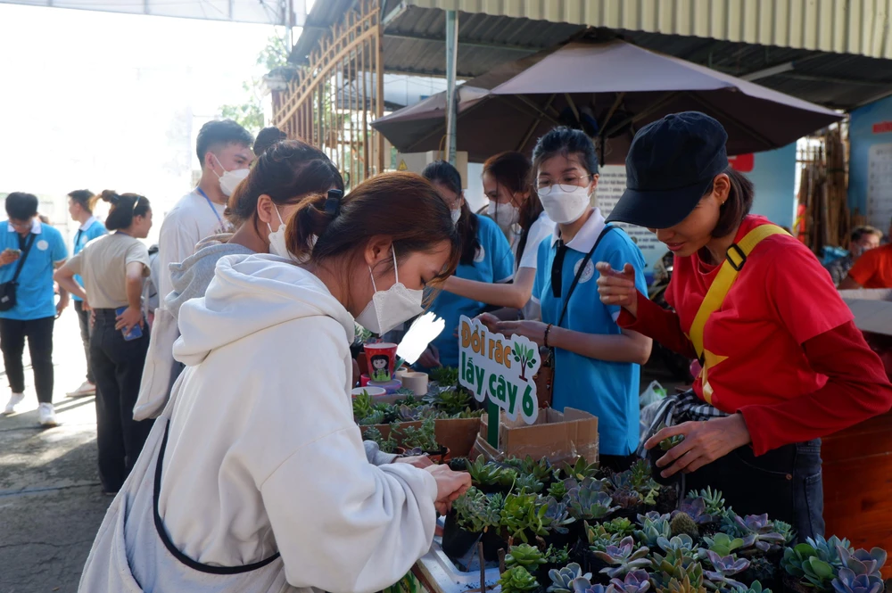 Nhiều bạn trẻ tỉ mĩ chọn lựa những chậu sen đá mình yêu thích Ảnh: NGỌC TRĂM