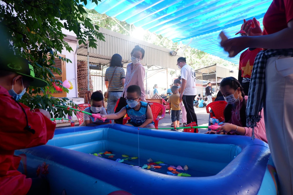 Khu vực vui chơi thu hút nhiều bạn nhỏ đến đổi rác cùng bố mẹ. Ảnh: NGỌC TRĂM