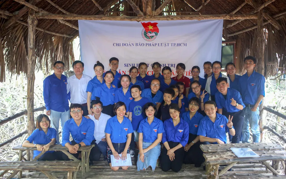 Chi đoàn báo pháp Luật TP.HCM tổ chức sinh hoạt chính trị với chủ đề “Sự dấn thân của đoàn viên vì sự phát triển của báo Pháp Luật TP.HCM”. Ảnh: NGUYỆT NHI. Chi đoàn báo pháp Luật TP.HCM tổ chức sinh hoạt chính trị với chủ đề “Sự dấn thân của đoàn viên vì sự phát triển của báo Pháp Luật TP.HCM”. Ảnh: NGUYỆT NHI.