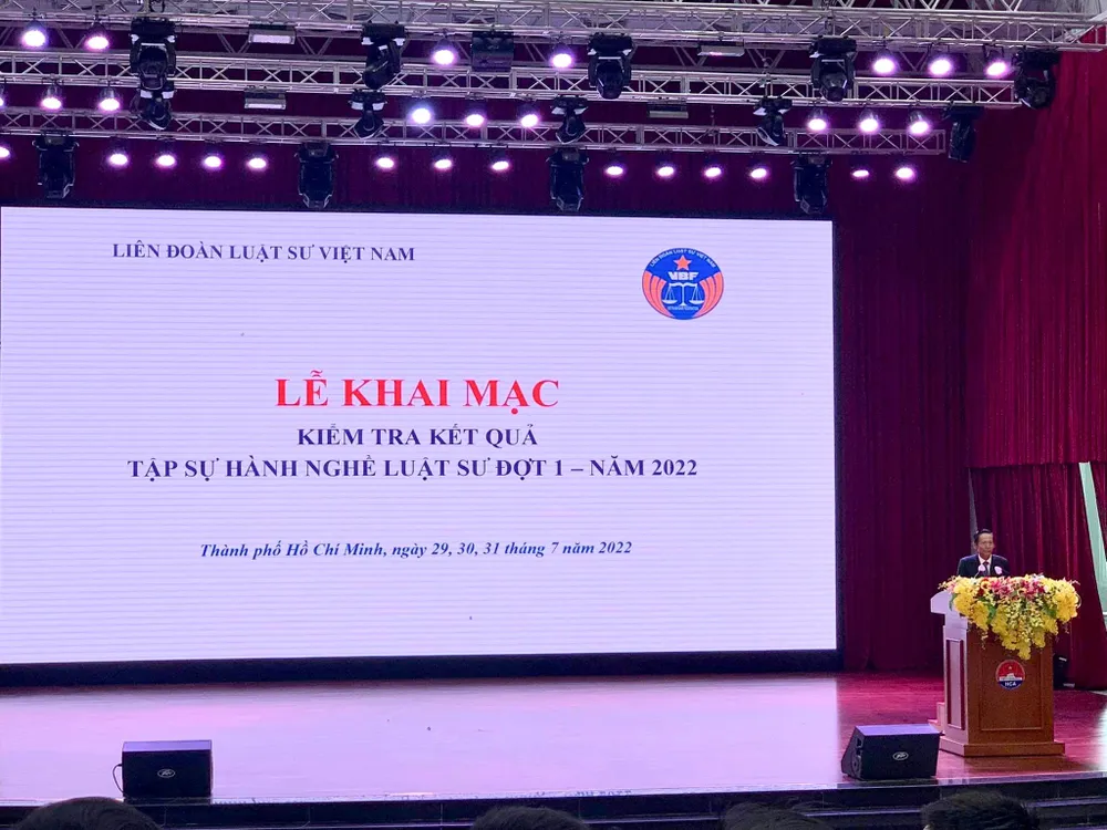 LS Phan Trung Hoài, Phó Chủ tịch Liên đoàn LS Việt Nam phát biểu tại lễ khai mạc kỳ thi kiểm tra kết quả tập sự hành nghề LS đợt 1 năm 2022. Ảnh: HỒNG LINH