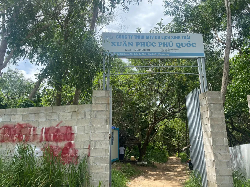 Trụ sở Công ty Xuân Phúc Phú Quốc tại bãi Khem, phường An Thới, TP Phú Quốc. Ảnh: HỮU ĐĂNG Trụ sở Công ty Xuân Phúc Phú Quốc tại bãi Khem, phường An Thới, TP Phú Quốc. Ảnh: HỮU ĐĂNG