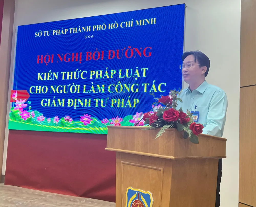 Trưởng phòng bổ trợ tư pháp, sở Tư pháp TP.HCM dẫn đề khai mạc hội nghị. Ảnh: HỮU ĐĂNG