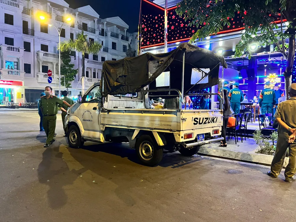 Lực lượng chức năng phường 10, quận Gò Vấp trong một lần lập biên bản kiểm tra nhà hàng L…Restaurant &amp; Beer. Ảnh: HỮU ĐĂNG