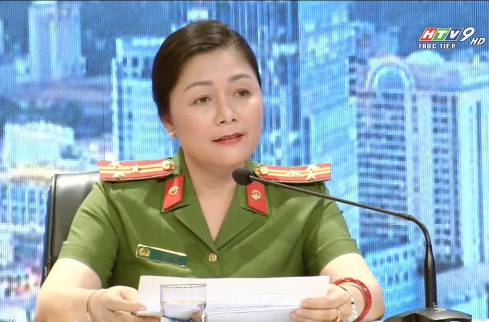 Thượng tá Hồ Thị Lãnh, Phó Trưởng phòng PC06 Công an TP.HCM, trả lời các vấn đề của người dân. Ảnh: ĐẶNG LÊ