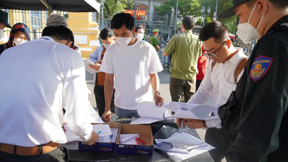 Nhiều bị hại đến toà từ sớm để làm thủ tục trong ngày đầu tiên xét hỏi các bị hại. Ảnh: HỮU ĐĂNG Nhiều bị hại đến toà từ sớm để làm thủ tục trong ngày đầu tiên xét hỏi các bị hại. Ảnh: HỮU ĐĂNG