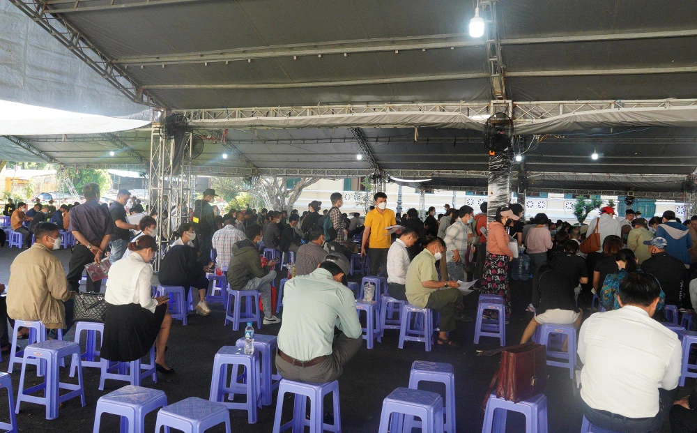 Nhiều bị hại đến tham dự phiên toà trong ngày 13-12. Ảnh: HỮU ĐĂNG Nhiều bị hại đến tham dự phiên toà trong ngày 13-12. Ảnh: HỮU ĐĂNG