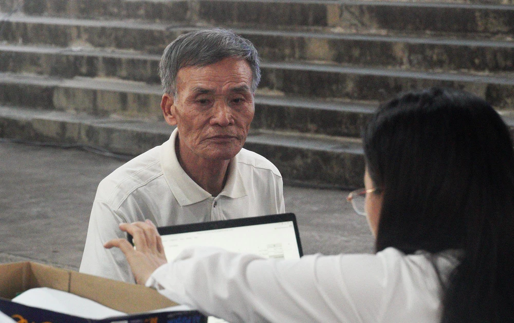 Ông Được (74 tuổi) trong đang làm việc với thư ký sau khi trả lời HĐXX chiều 13-12. Ảnh: HỮU ĐĂNG