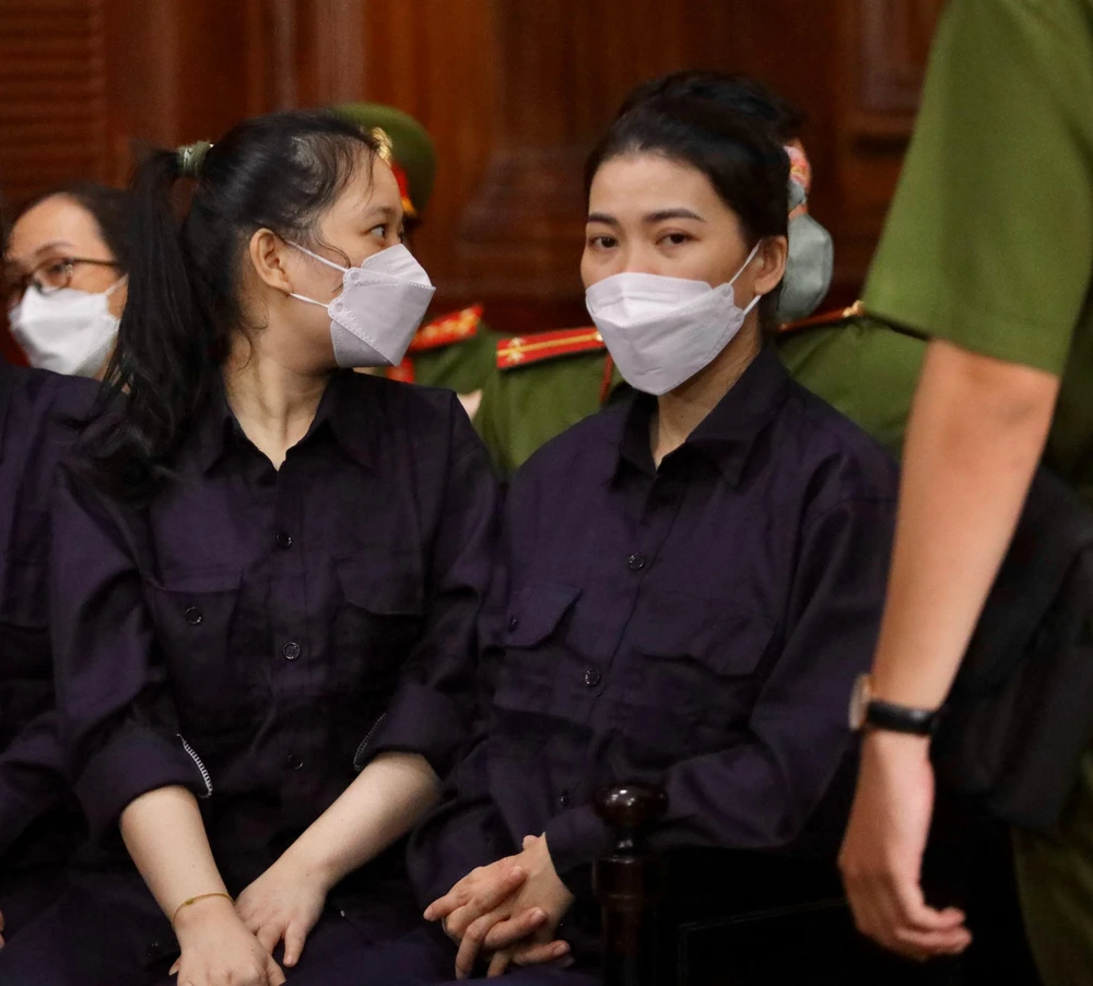 Bị cáo Huỳnh Thị Ngọc Như (phải) nguyên phó tổng giám đốc phụ trách đào tạo Công ty Alibaba. Ảnh: NGUYỆT NHI Bị cáo Huỳnh Thị Ngọc Như (phải) nguyên phó tổng giám đốc phụ trách đào tạo Công ty Alibaba. Ảnh: NGUYỆT NHI