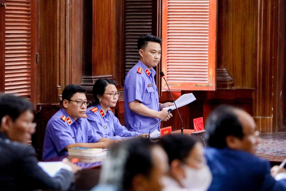 Đại diện VKS đối đáp với phần bào chữa của các luật sư. Ảnh: NGUYỆT NHI