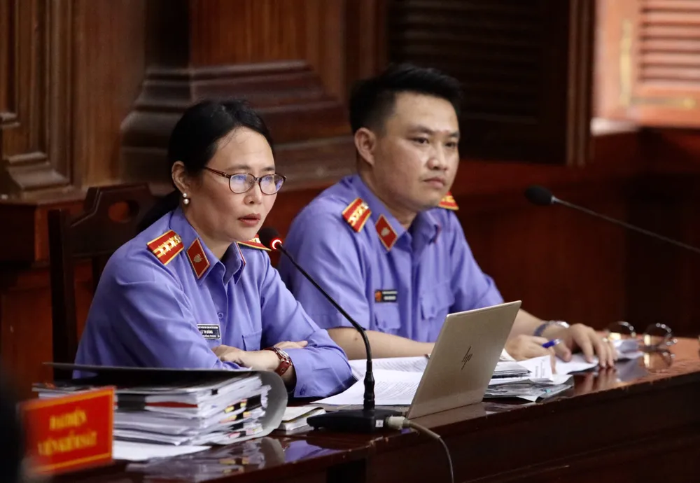 Đại diện VKS giữ quyền công tố tại phiên toà xét xử Nguyễn Thái Luyện cùng 22 bị cáo. Ảnh: NGUYỆT NHI.