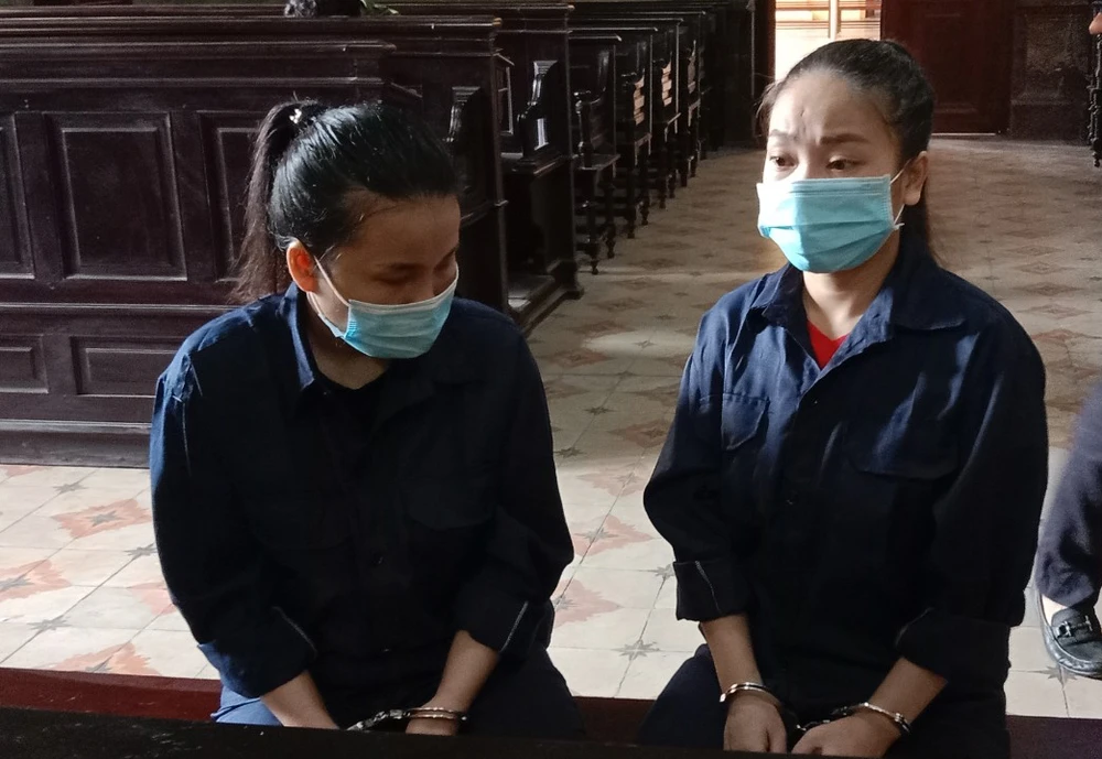Hai nữ bị cáo tại phiên toà. Ảnh: HĐ