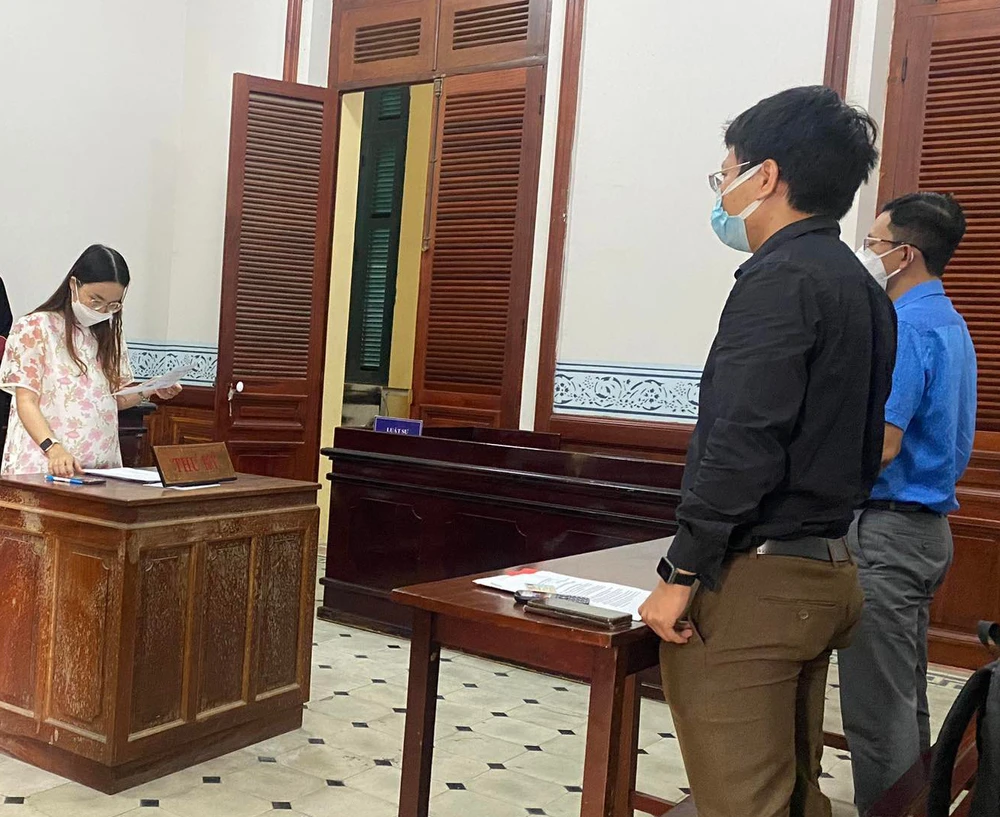 Đại diện nguyên đơn và bị đơn tại tòa. Ảnh: HĐ