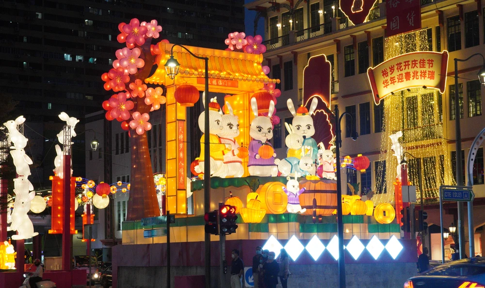 Trên trục đường New Bridge, linh vật Tết năm 2023 được trang trí với nhiều màu sắc