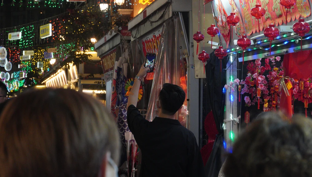 Du khách đang chụp hình tại phố văn hoá trong Chinatown