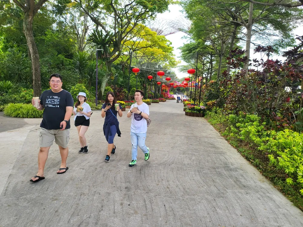 Một nhóm người Trung Quốc đến tham quan tại khu vườn Một nhóm người Trung Quốc đến tham quan tại khu vườn