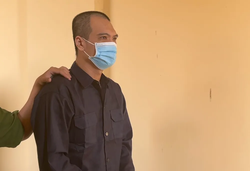 Nguyễn Tuấn Thanh (nguyên thiếu tá Công an) cựu điều tra viên Phòng Cảnh sát hình sự (PC02), Công an TP.HCM được áp giải tới toà. Ảnh: HỮU ĐĂNG