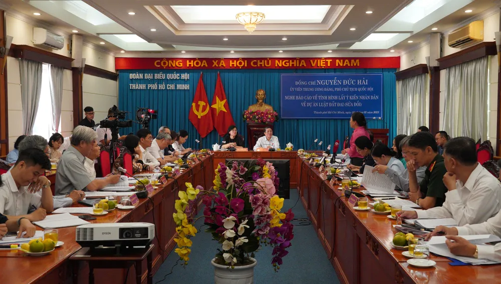 Nhiều vấn đề liên quan đến dự thảo Luật Đất đai được nêu ra tại buổi làm việc. Ảnh: MẠNH TÔN