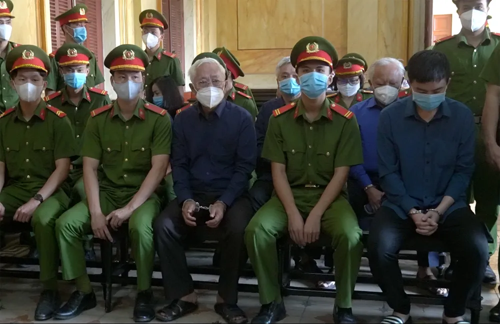 Các bị cáo tại phiên tòa. Ảnh: HỮU ĐĂNG Các bị cáo tại phiên tòa. Ảnh: HỮU ĐĂNG