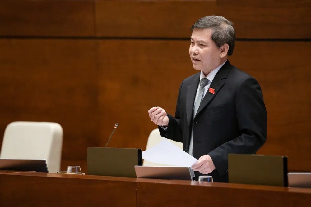 Viện trưởng VKSND Tối cao Lê Minh Trí trả lời chất vấn. Ảnh: Quốc hội