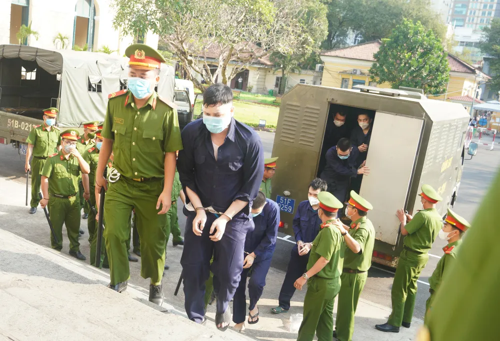 16 bị cáo trong vụ án bị truy tố hai tội là giết người và che giấu tội phạm. Ảnh: HỮU ĐĂNG 16 bị cáo trong vụ án bị truy tố hai tội là giết người và che giấu tội phạm. Ảnh: HỮU ĐĂNG