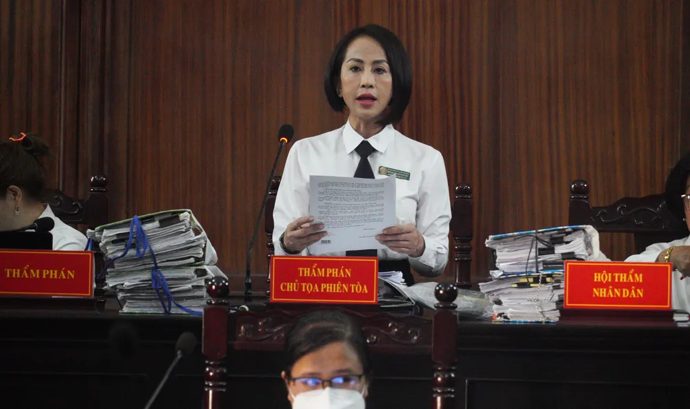 Thẩm phán Hoàng Thị Bích Duyên (thẩm phán tòa Gia đình và người chưa thành niên, TAND TP.HCM) khai mạc phiên tòa. Ảnh: HỮU ĐĂNG Thẩm phán Hoàng Thị Bích Duyên (thẩm phán tòa Gia đình và người chưa thành niên, TAND TP.HCM) khai mạc phiên tòa. Ảnh: HỮU ĐĂNG