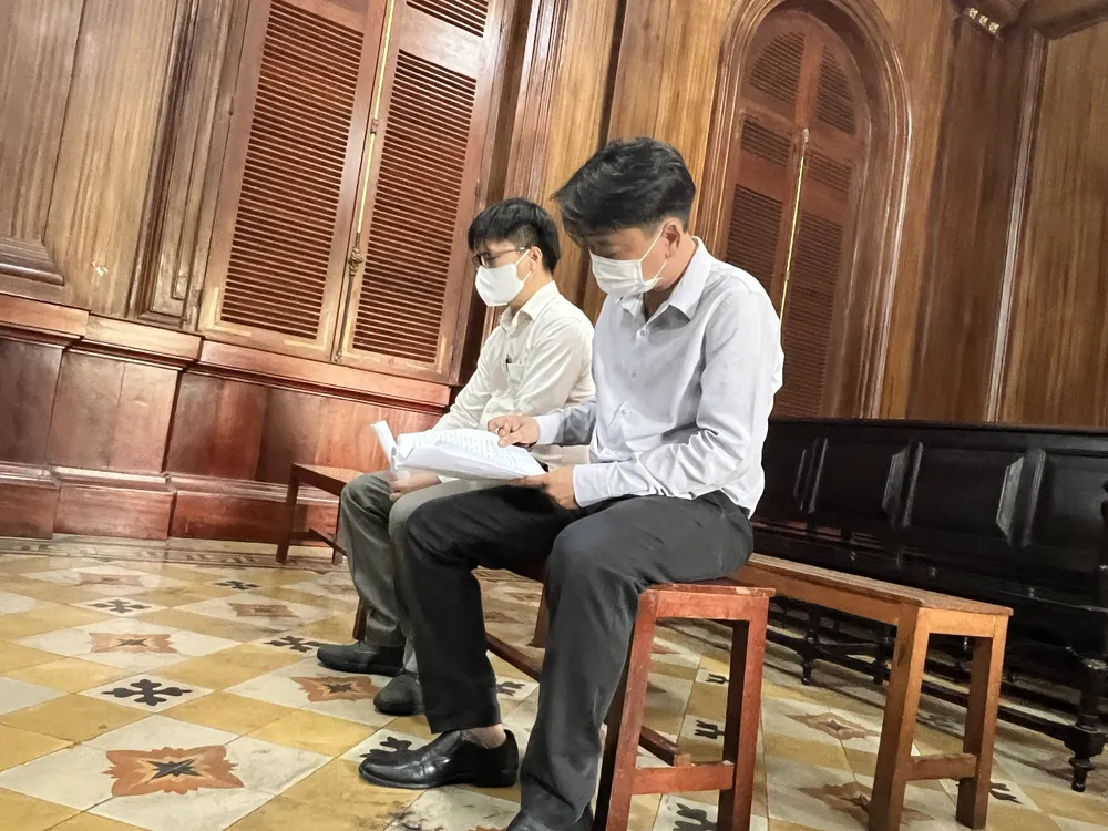 Nguyễn Văn Tùng (trái) và Nguyễn Quốc Tuấn tại phiên tòa ngày 5-4. Ảnh: HỮU ĐĂNG